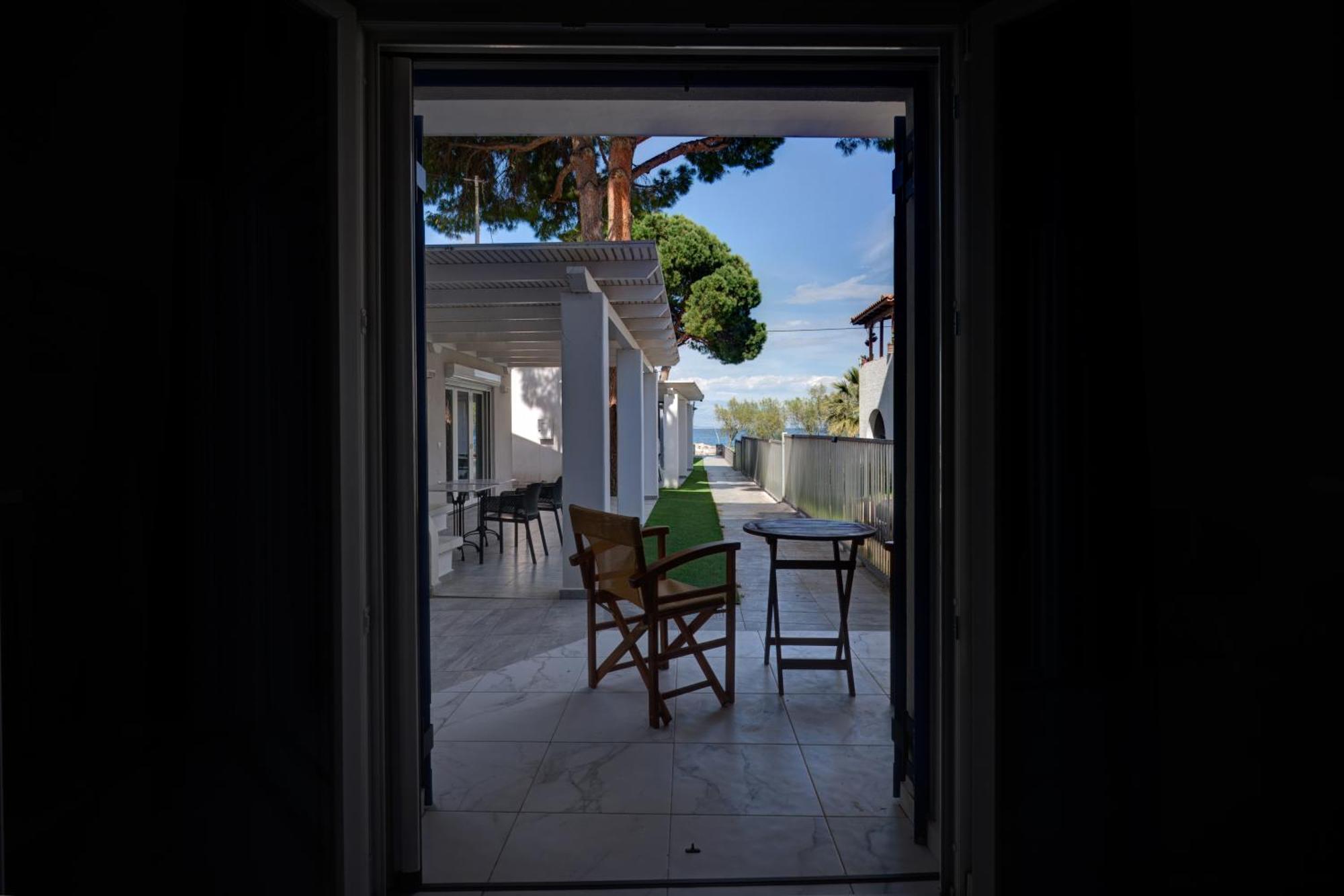 Molos Beachfront Apartments In Diakopto Bagian luar foto