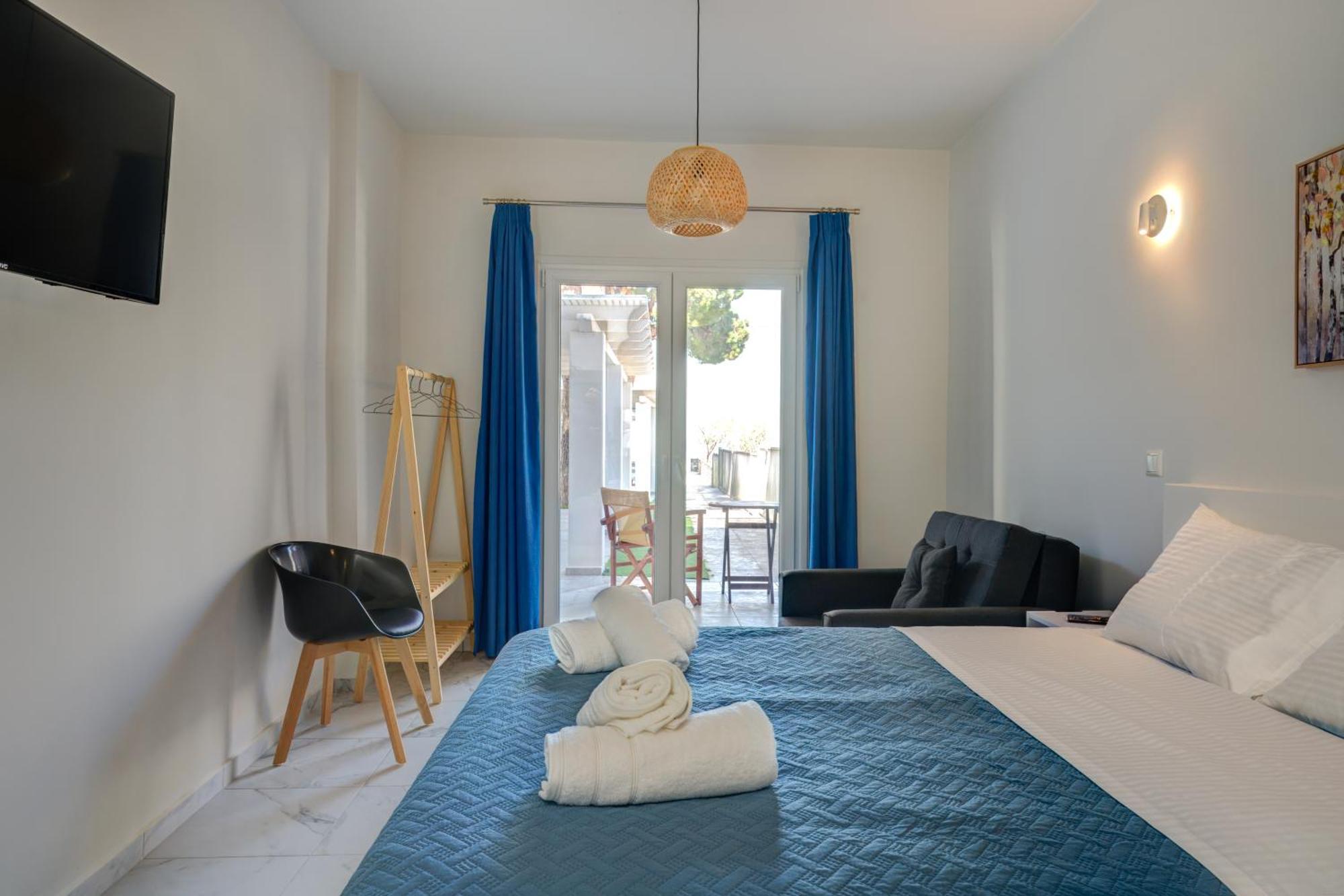 Molos Beachfront Apartments In Diakopto Bagian luar foto