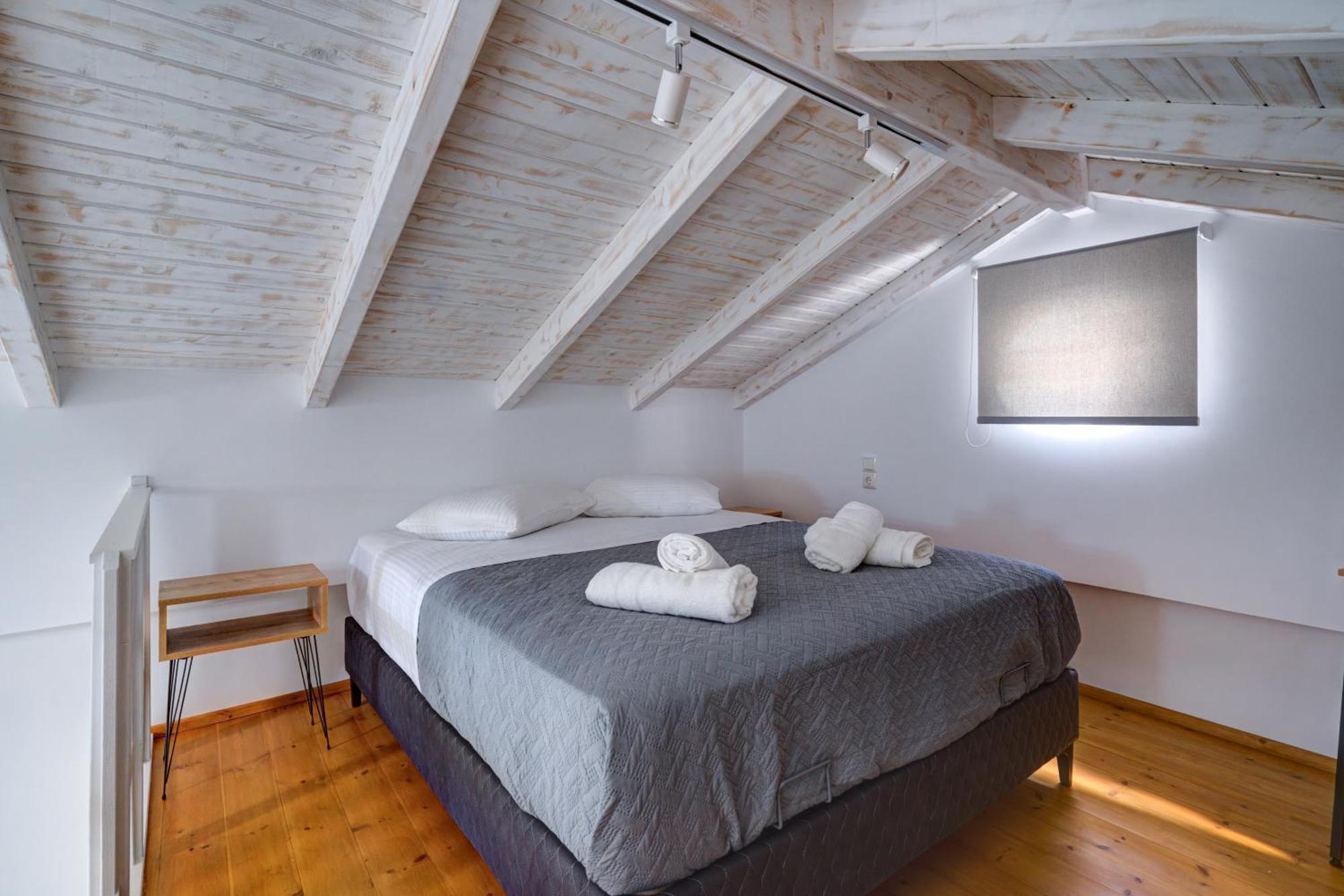 Molos Beachfront Apartments In Diakopto Bagian luar foto